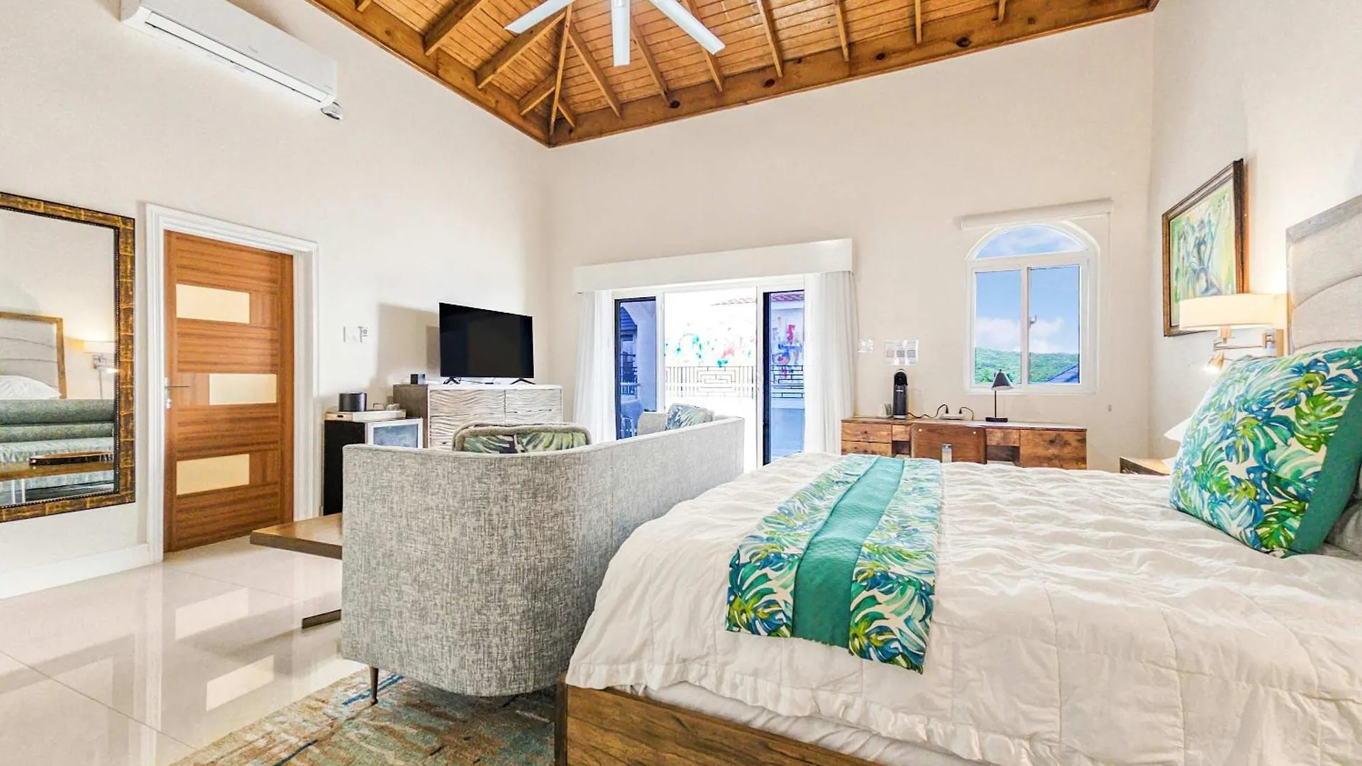 Hospitality Expert Bts 5 - Pool Beach & Bar Montego Bay